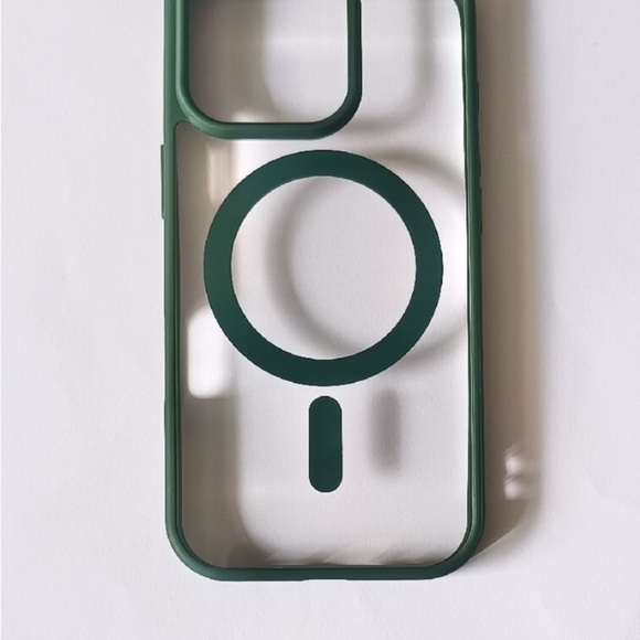 Elegant Green (iPhone 16pro) MagSafe with Excellent condition - Picture 2 of 5